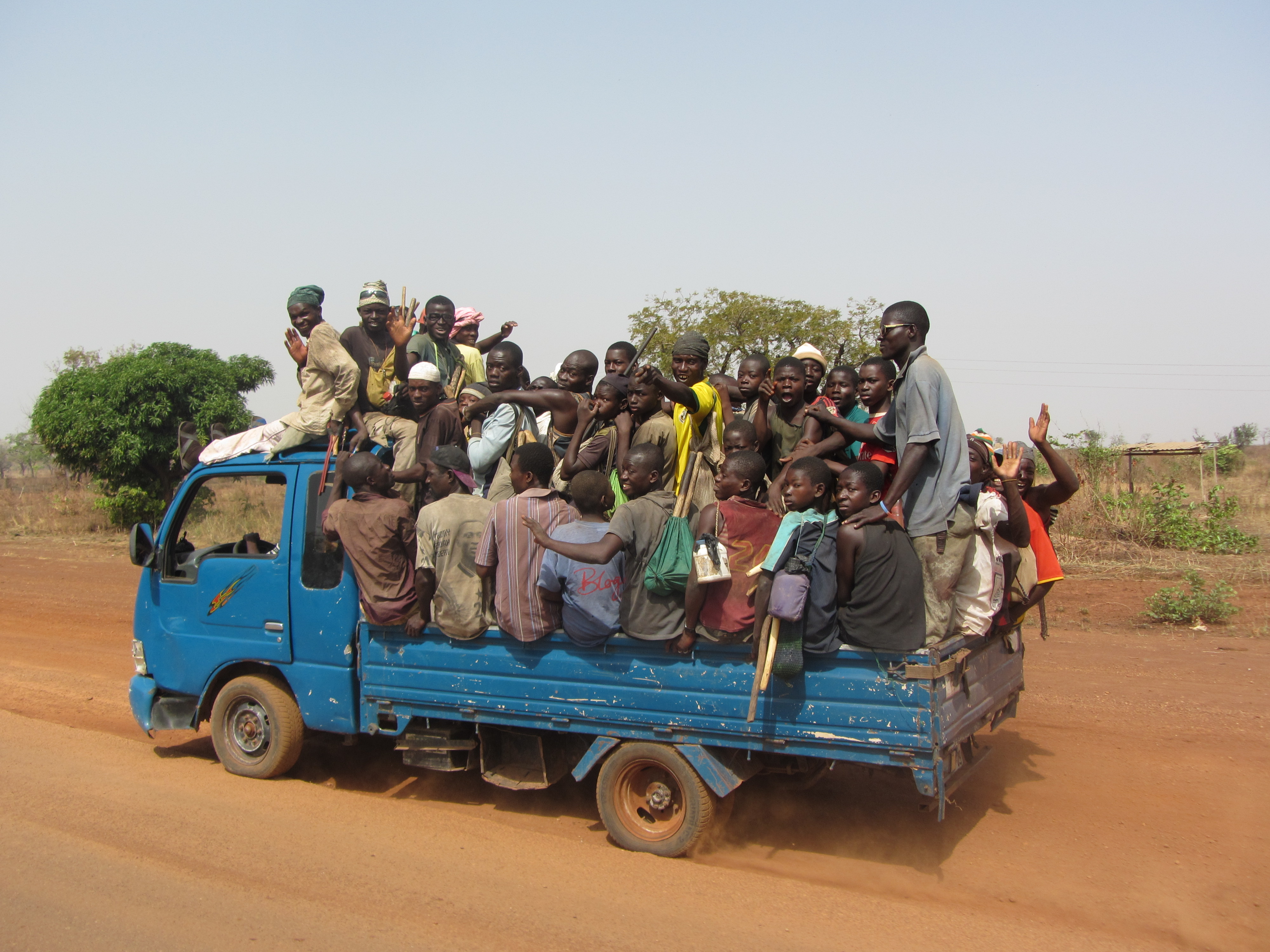 Перевозка людей работа. Пассажиры в кузове грузовика. Гана транспорт. Экономика Ганы транспорт.